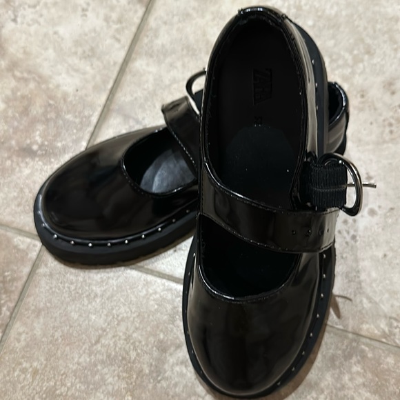 Studded lug sole Mary Janes, girl size 1, excellent condition - Picture 2 of 3